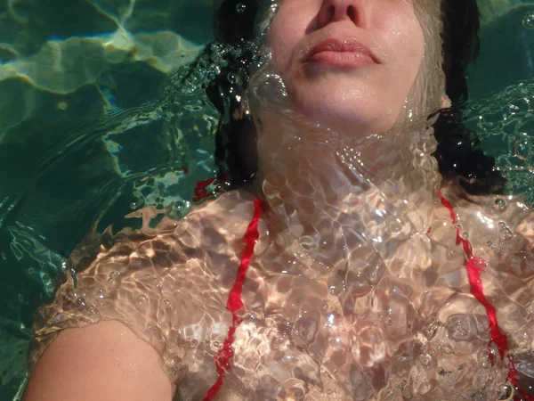 Vrouw in water — Stockfoto