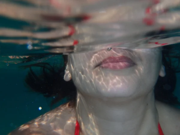 Mujer buceando bajo el agua —  Fotos de Stock