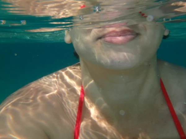 Mujer buceando bajo el agua — Foto de Stock