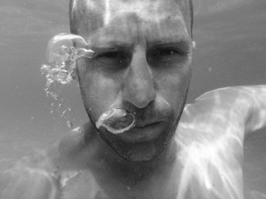 Erkek model su altında