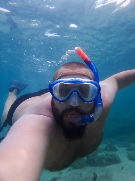 Víz alatti férfi modell snorchozás — Stock Fotó