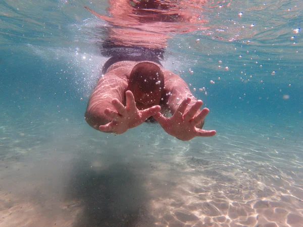 Brodaty mężczyzna modelu pod wodą — Zdjęcie stockowe