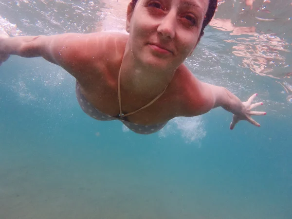 Mujer buceando bajo el agua — Foto de Stock