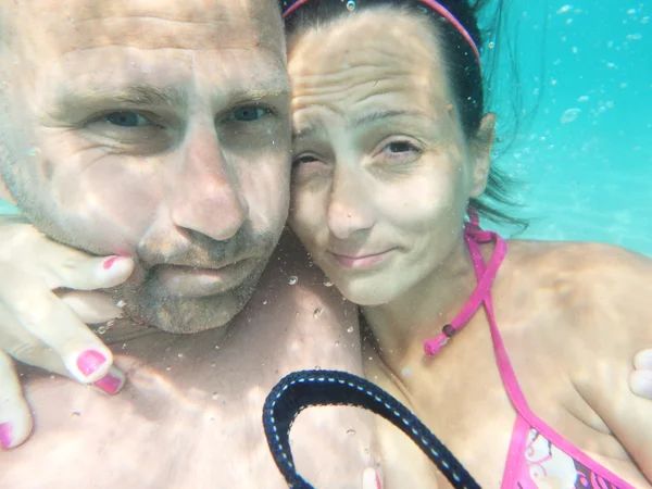 Paar onderwater — Stockfoto
