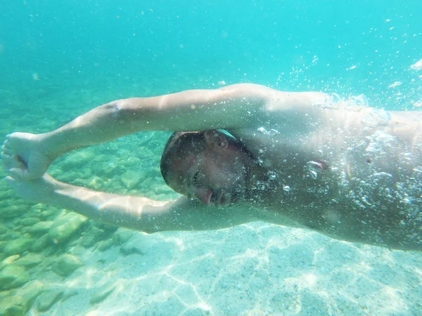 Modelo masculino bajo el agua — Foto de Stock