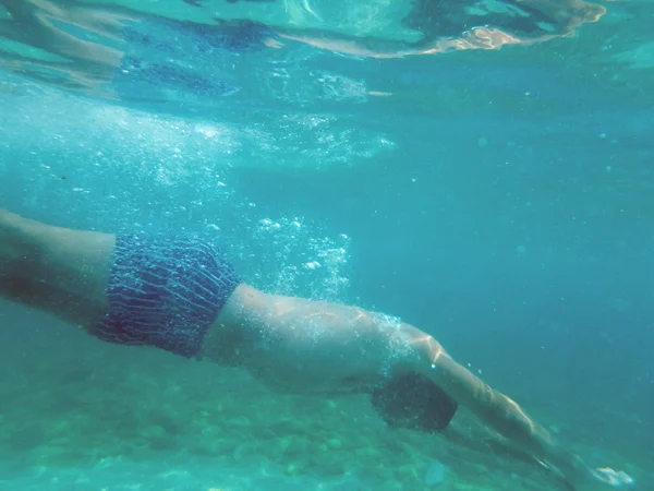 Modelo masculino bajo el agua — Foto de Stock