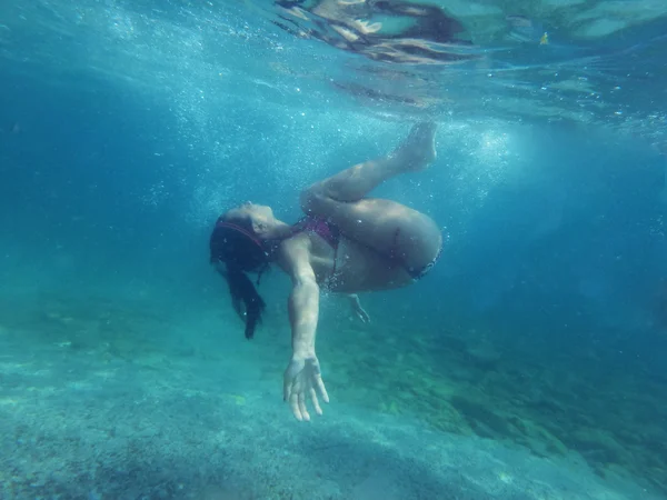 Жінка пірнає під водою — стокове фото