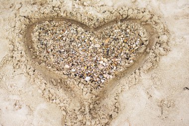 Kumda bir kalp 