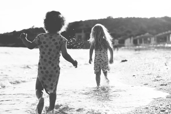 Gyerek fut a strandon — Stock Fotó