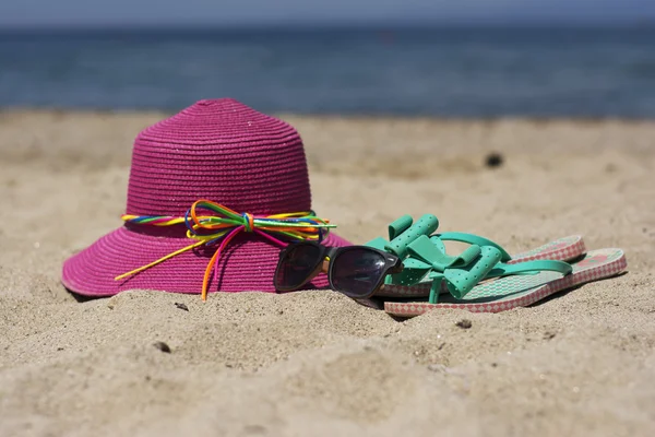 Asseccories estivi su una spiaggia — Foto Stock