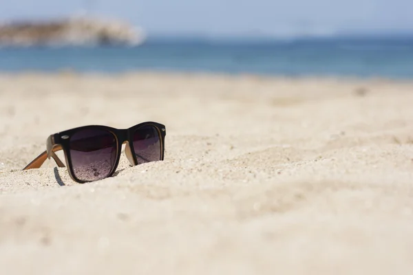 Occhiali da sole su una spiaggia — Foto Stock