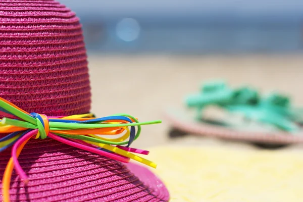 Літній капелюх і фліп-флоп на пляжі — стокове фото