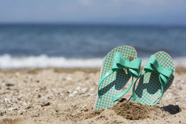 Slippers op een strand — Stockfoto