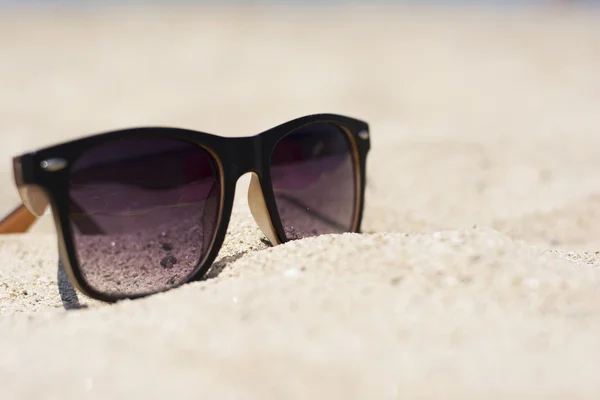 Occhiali da sole su una spiaggia — Foto Stock