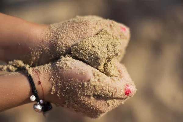 Corazón de arena en las manos — Foto de Stock