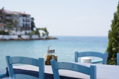 Restoran deniz üzerinde tablo set