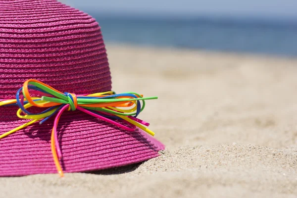 Zomer hoed op een strand — Stockfoto