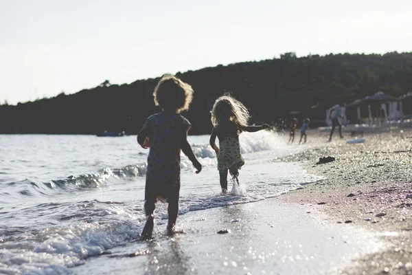 Children running on the beach — Stock Photo, Image