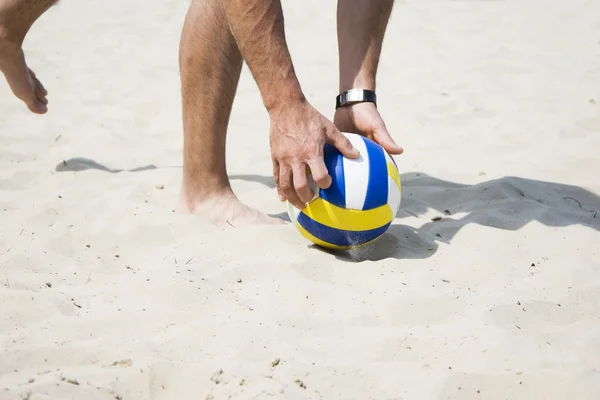 Red de voleibol de playa en una playa de arena —  Fotos de Stock
