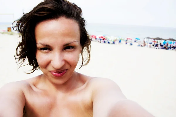 Autoportrait de femme sur la plage — Photo