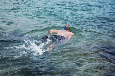 Adam temiz sularda dalış