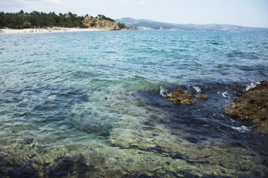 Taş bir güverte ile plaj