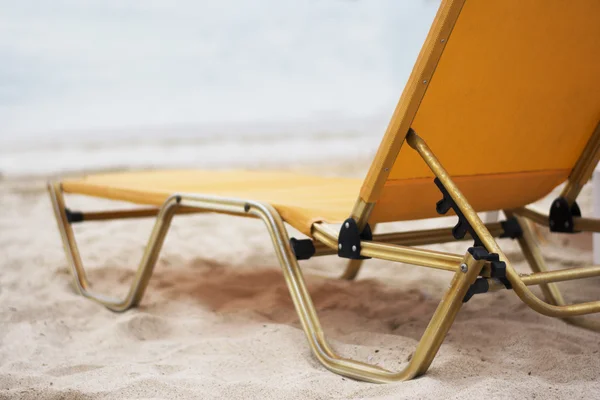 Sedie a sdraio su una spiaggia — Foto Stock