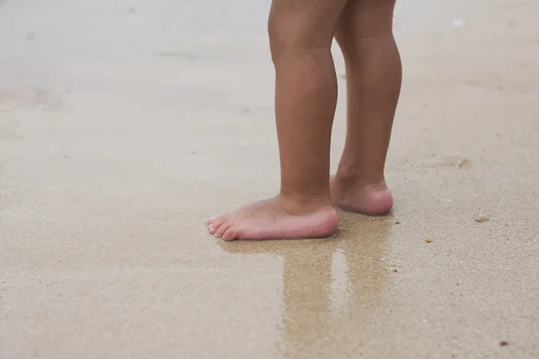 Niño descalzo en el mar poco profundo — Foto de Stock
