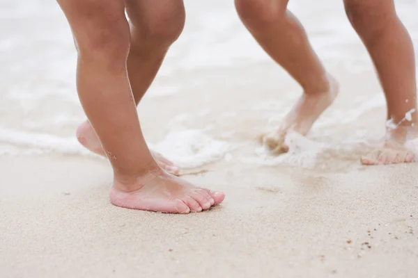 Bambini scalzi nel mare poco profondo — Foto Stock