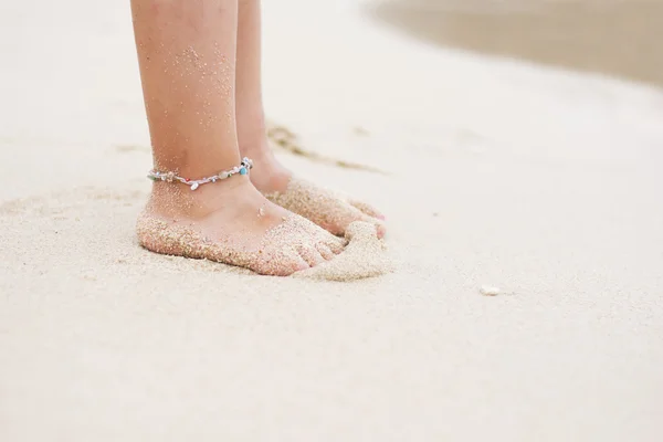 Niño descalzo con brazalete de tobillo en la playa — Foto de Stock