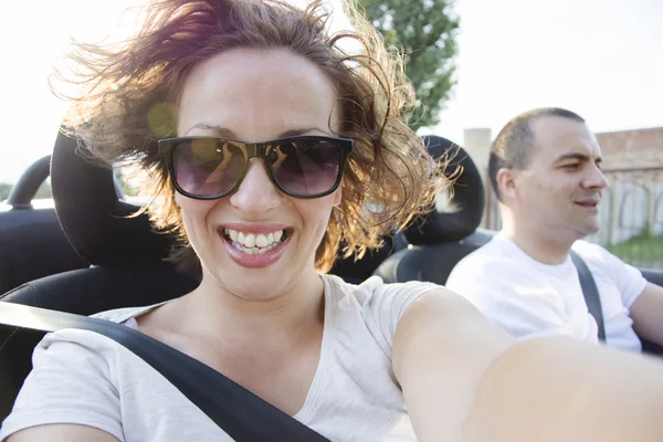 Donna in auto convertibile — Foto Stock