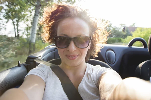 Femme en voiture convertible — Photo