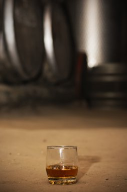 Bardak viski damıtım içinde