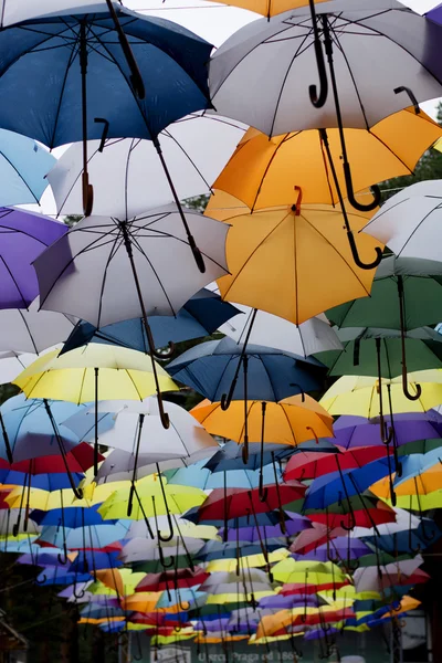 五颜六色的雨伞挂 — 图库照片