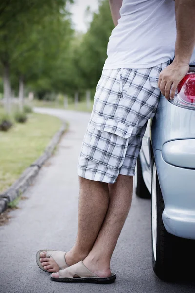 Homem com seu carro conversível — Fotografia de Stock