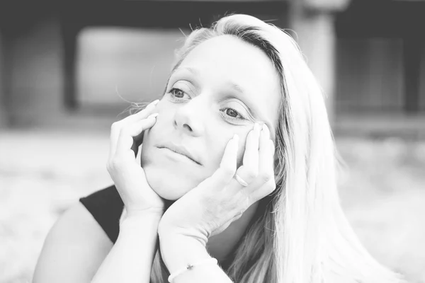 Retrato de una mujer rubia sobre hierba — Foto de Stock