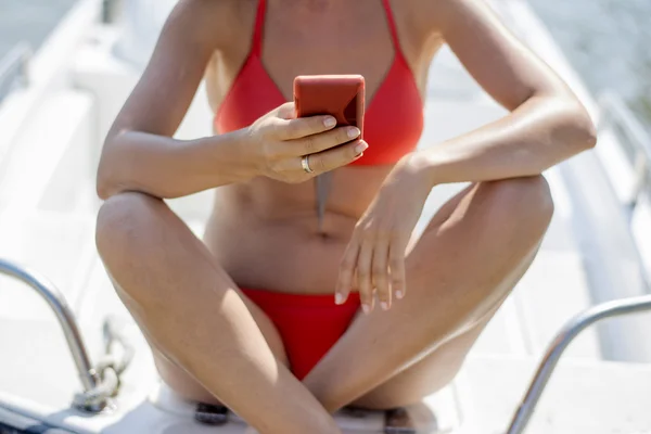 Nő a tengerparton, a piros bikini — Stock Fotó