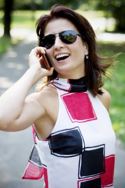 Parkta Smartphone kullanan çok esmer kadın