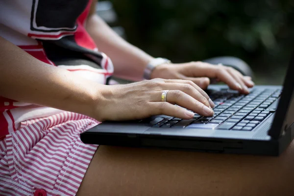 Kvinna händer närbild med laptop i park — Stockfoto
