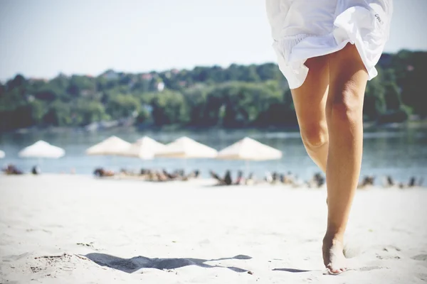 Femeie în alb alergând pe plajă — Fotografie, imagine de stoc