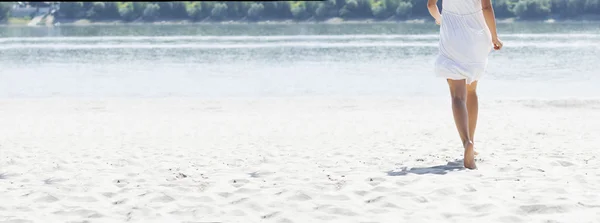 Femme en blanc courant sur la plage — Photo
