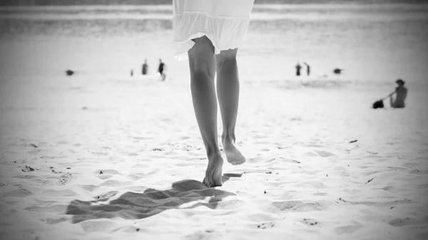 Femme en blanc courant sur la plage — Photo