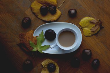 Soğuk sonbahar gün sütlü kahve