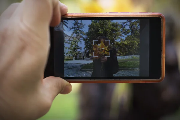 Immagine attraverso la lente del telefono cellulare — Foto Stock