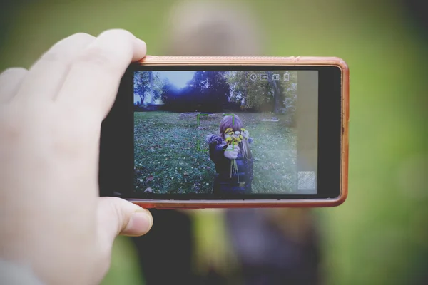 Immagine attraverso la lente del telefono cellulare — Foto Stock