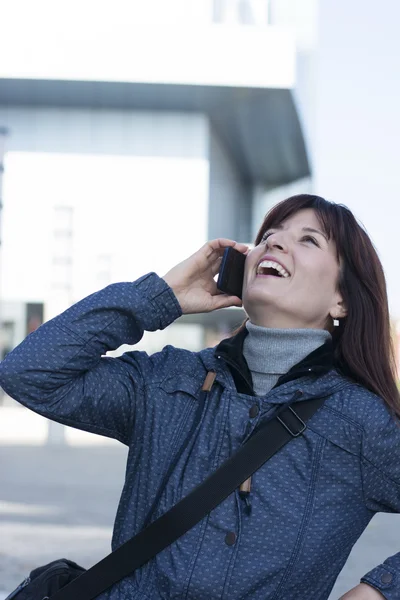 Donna in giacca blu con il suo telefono — Foto Stock