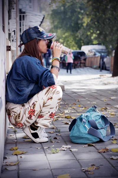 Confident young woman in urban surroundings — Stock Photo, Image