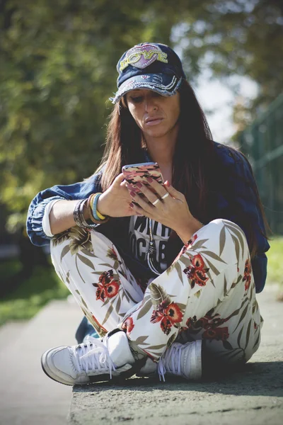 Giovane donna fiduciosa in un ambiente urbano — Foto Stock