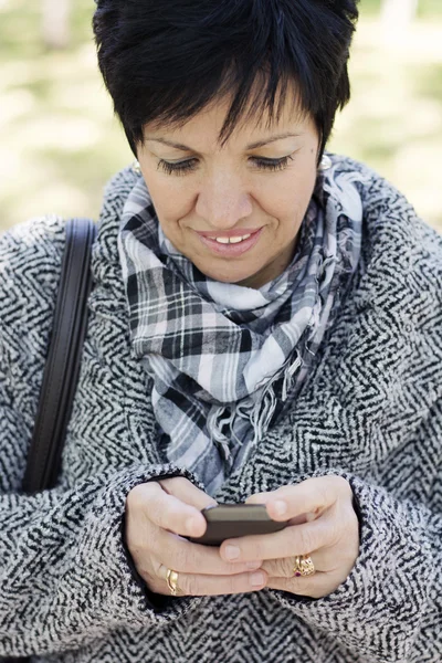 Femme âgée utilisant de nouveaux dispositifs technologiques — Photo