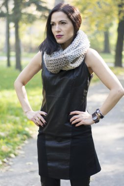 Kadın siyah parkta poz içinde